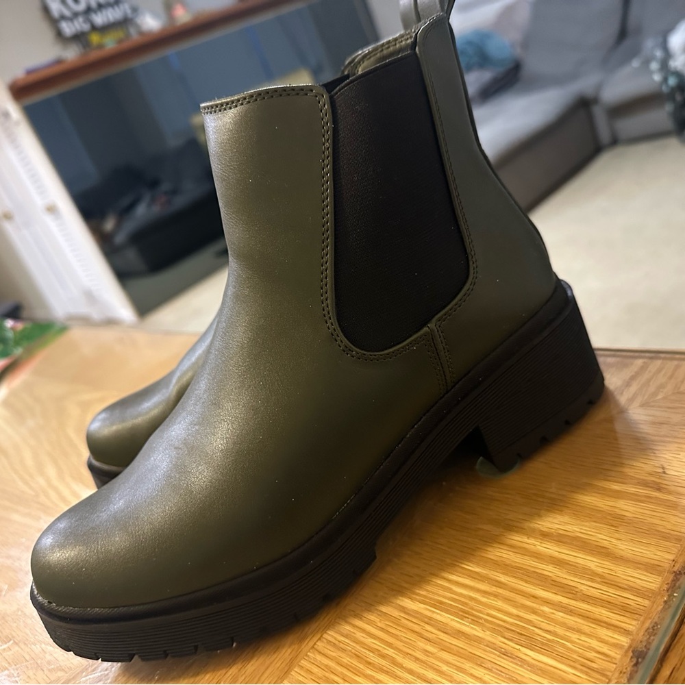 Barely worn Chelsea boots